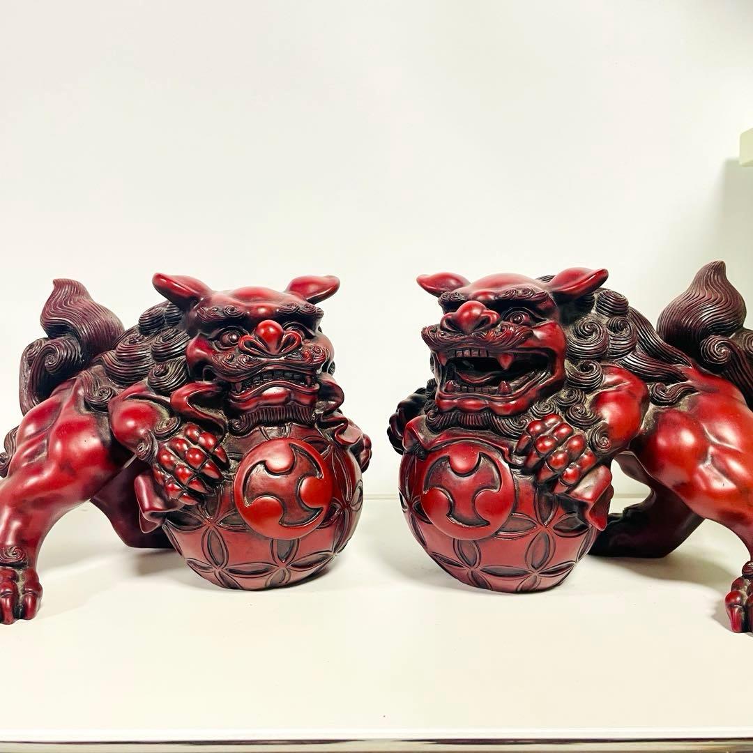 玉乗りシーサー　赤色 獅子像 置物 伝統的