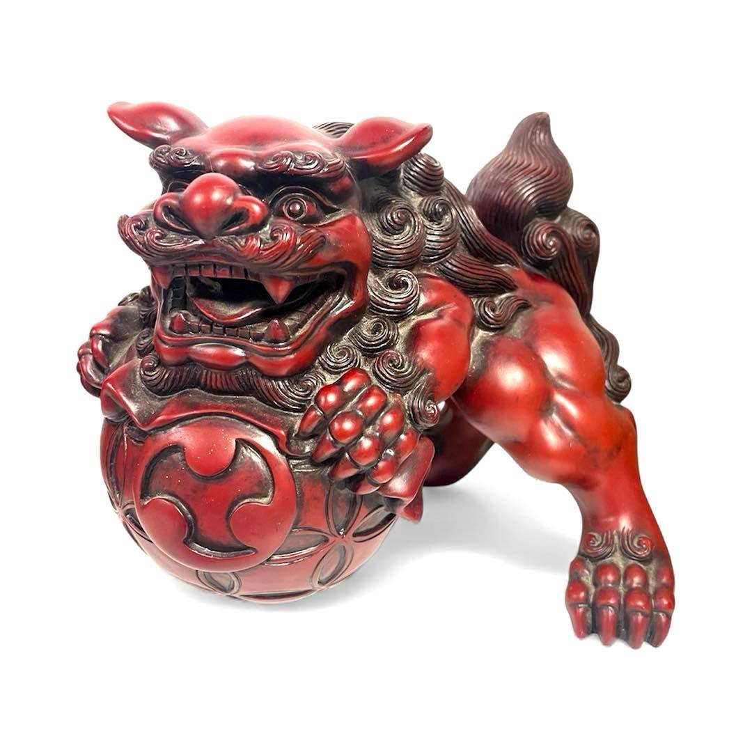 玉乗りシーサー　赤色 獅子像 置物 伝統的