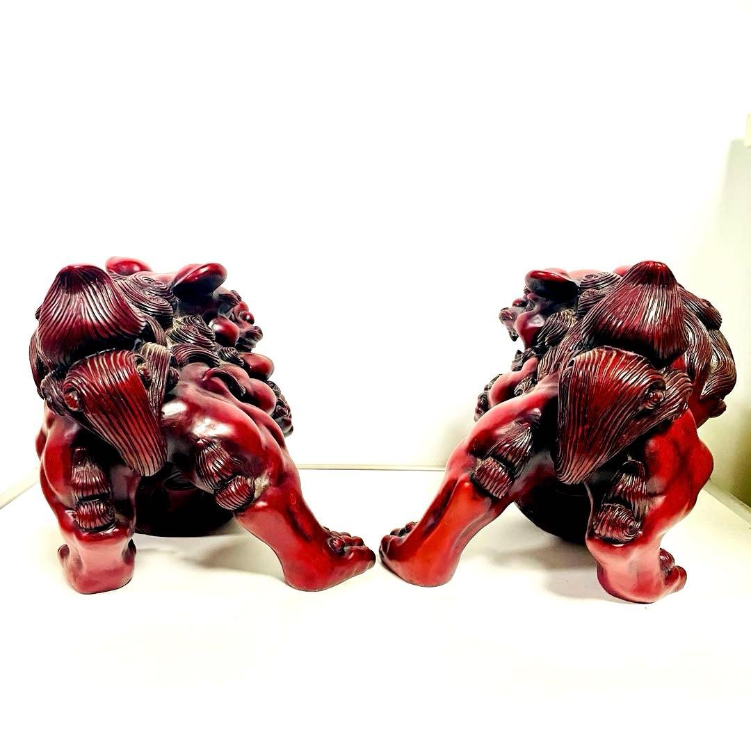 玉乗りシーサー　赤色 獅子像 置物 伝統的