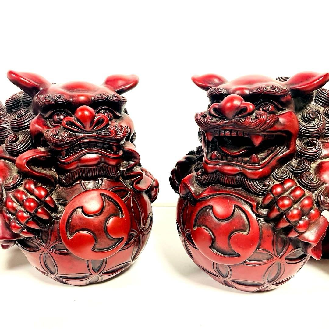 玉乗りシーサー　赤色 獅子像 置物 伝統的