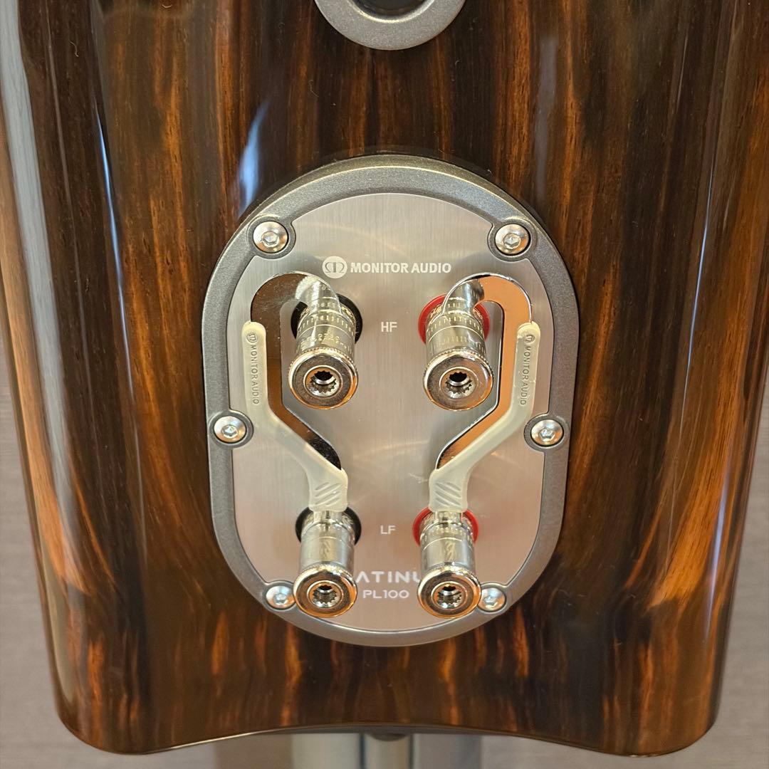 ①左側 MONITOR AUDIO スピーカー PL100 専用スタンドセット
