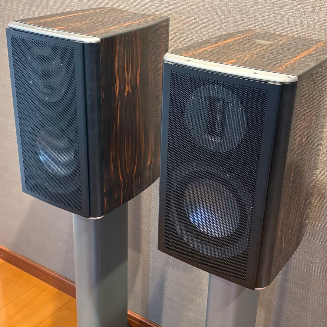 ①左側 MONITOR AUDIO スピーカー PL100 専用スタンドセット