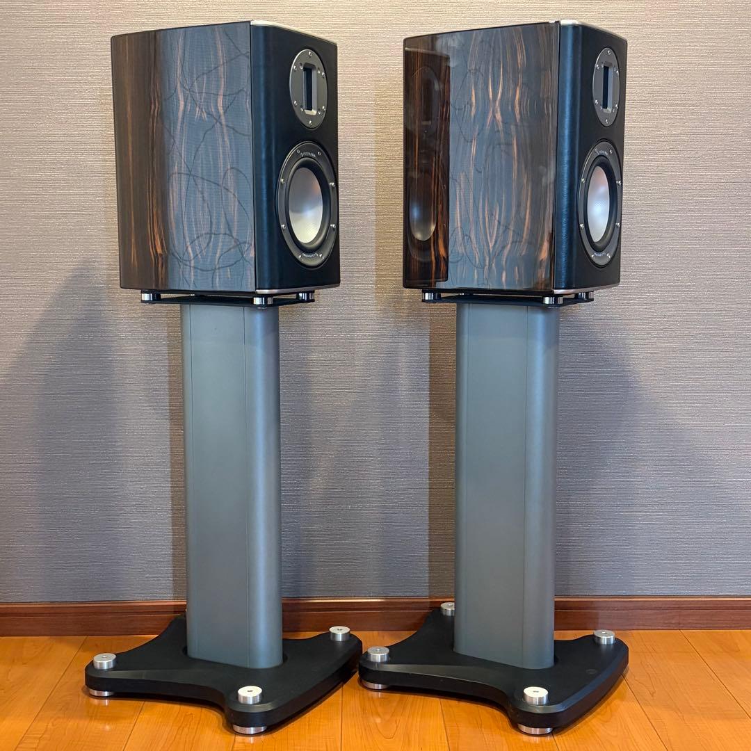 ①左側 MONITOR AUDIO スピーカー PL100 専用スタンドセット