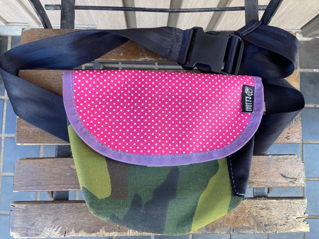 【美品】reroad ボディバッグ メッセンジャーバッグ　ピンクドット&迷彩柄