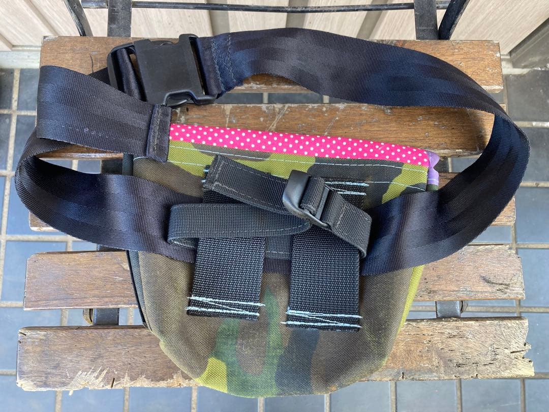 【美品】reroad ボディバッグ メッセンジャーバッグ　ピンクドット&迷彩柄