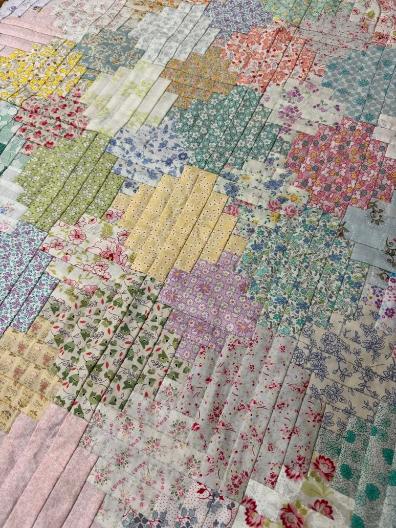 花柄ログキャビンのキルトトップ（大きいサイズ）パッチワーク　ハンドメイド