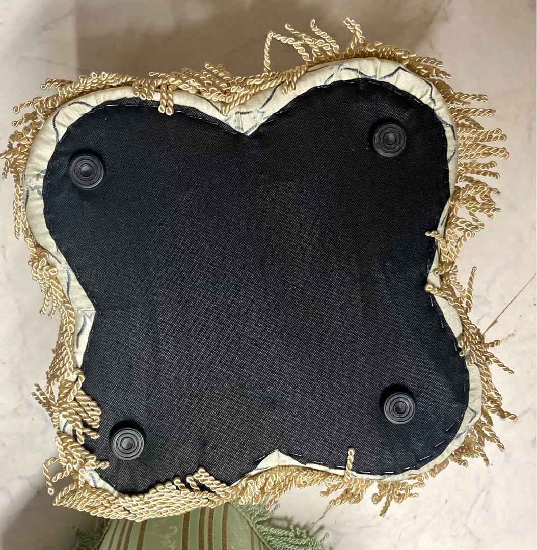 お値下げ！　花柄四つ葉型スツール　新品　おしゃれ　フリンジ