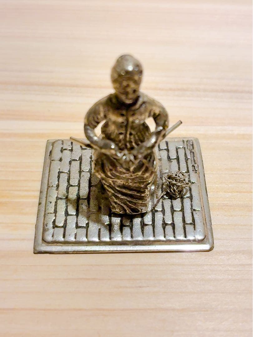 オランダHooijkaas社製、純銀835S『ミニチュア・編物する婦人』