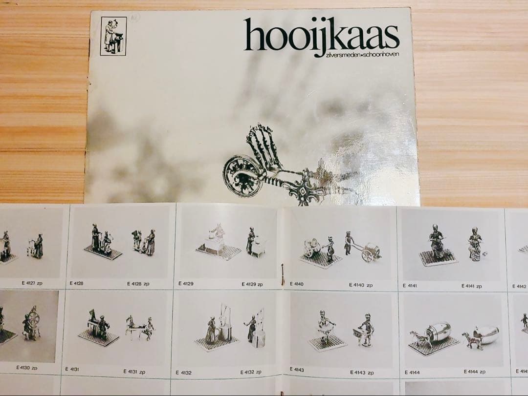 オランダHooijkaas社製、純銀835S『ミニチュア・編物する婦人』