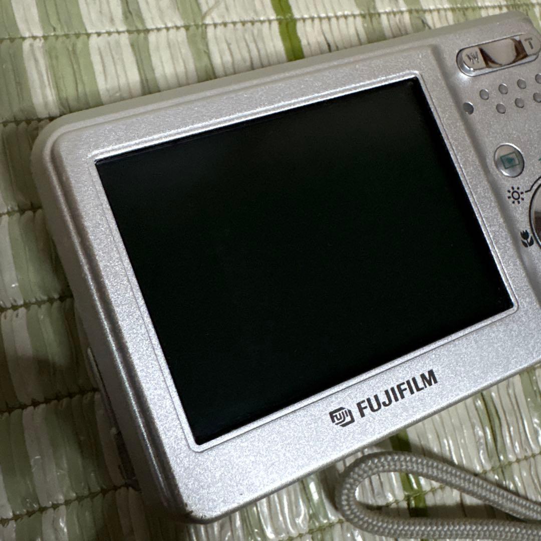 富士フイルム FinePix F30 シルバー コンパクトデジタルカメラ