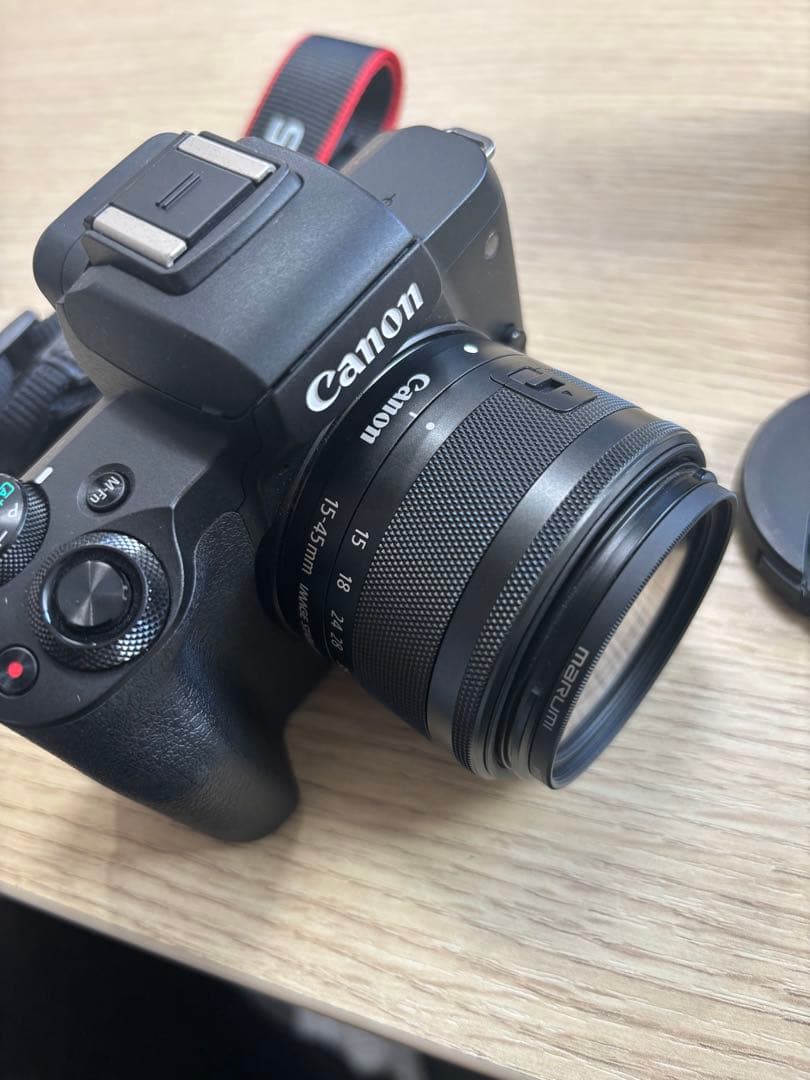 キヤノン CANON EOS kiss M レンズキット　三脚と専用ケース付