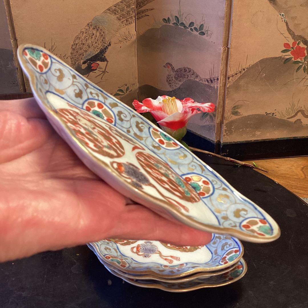 A921 古伊万里　金襴手　人物宝尽紋様　丸紋に唐草　菱形輪花皿　1枚