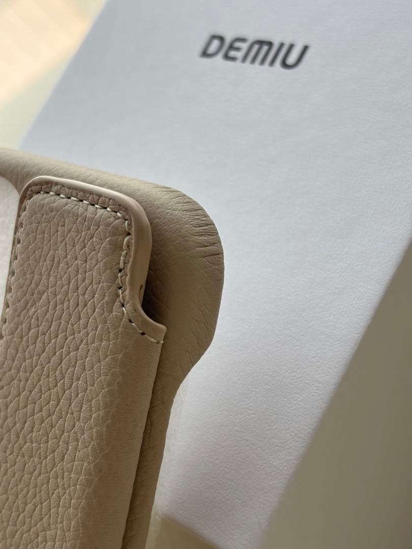 DEMIU iPhone 15 ケース スタッズ ショルダー ストラップ付き