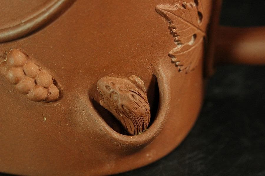 中国美術 朱泥 葡萄栗鼠 茶壷 急須 在印(K-YC694)