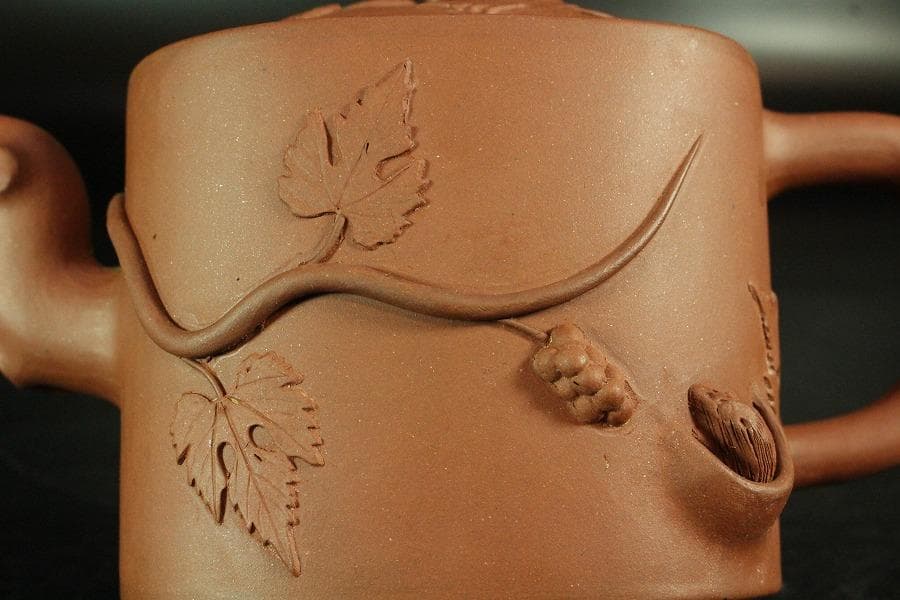 中国美術 朱泥 葡萄栗鼠 茶壷 急須 在印(K-YC694)