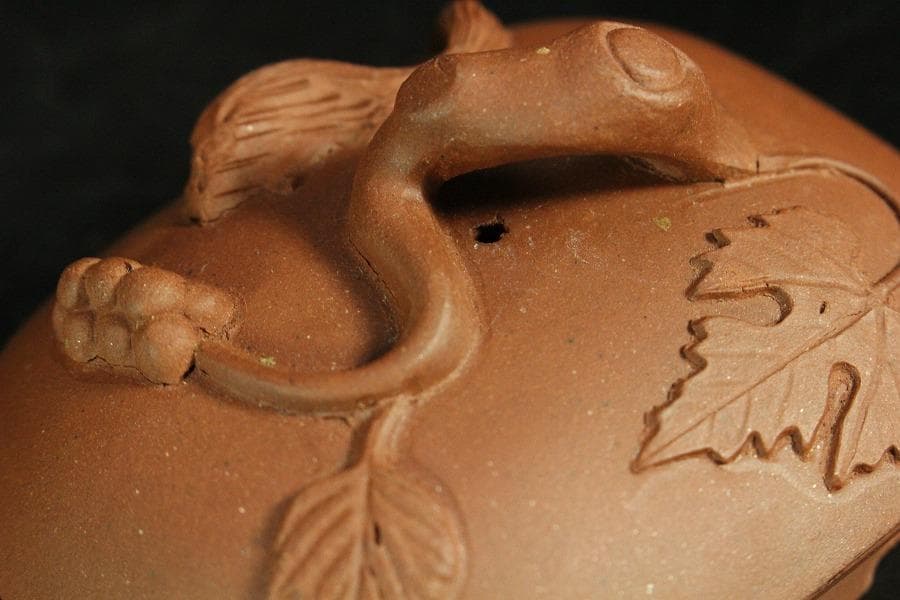 中国美術 朱泥 葡萄栗鼠 茶壷 急須 在印(K-YC694)