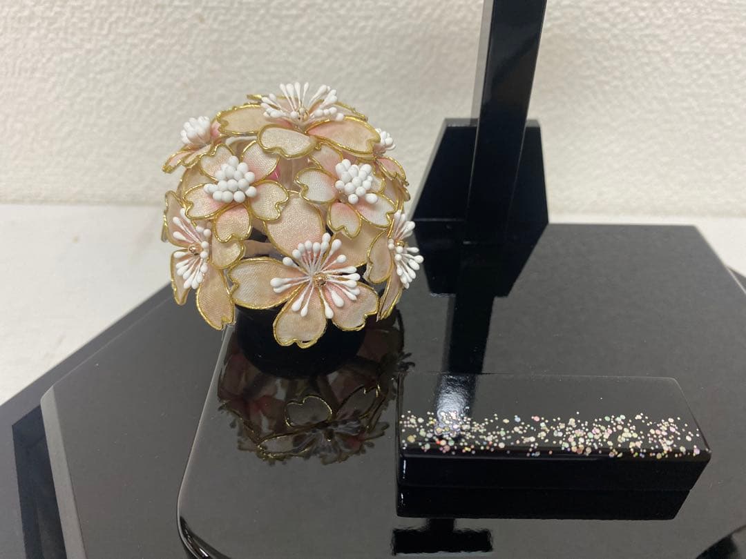 羽子板　六角ガラスケース１０号・本真珠・サイズ間口約３０×奥行約２０×高約４６㎝