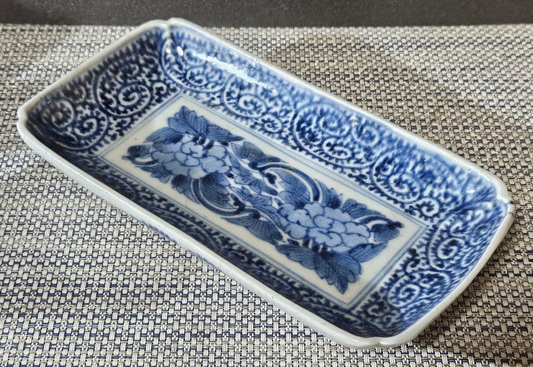 【特価品❗】 江戸時代後期　古伊万里染付　たこ唐草文　牡丹図　長皿　21.7cm