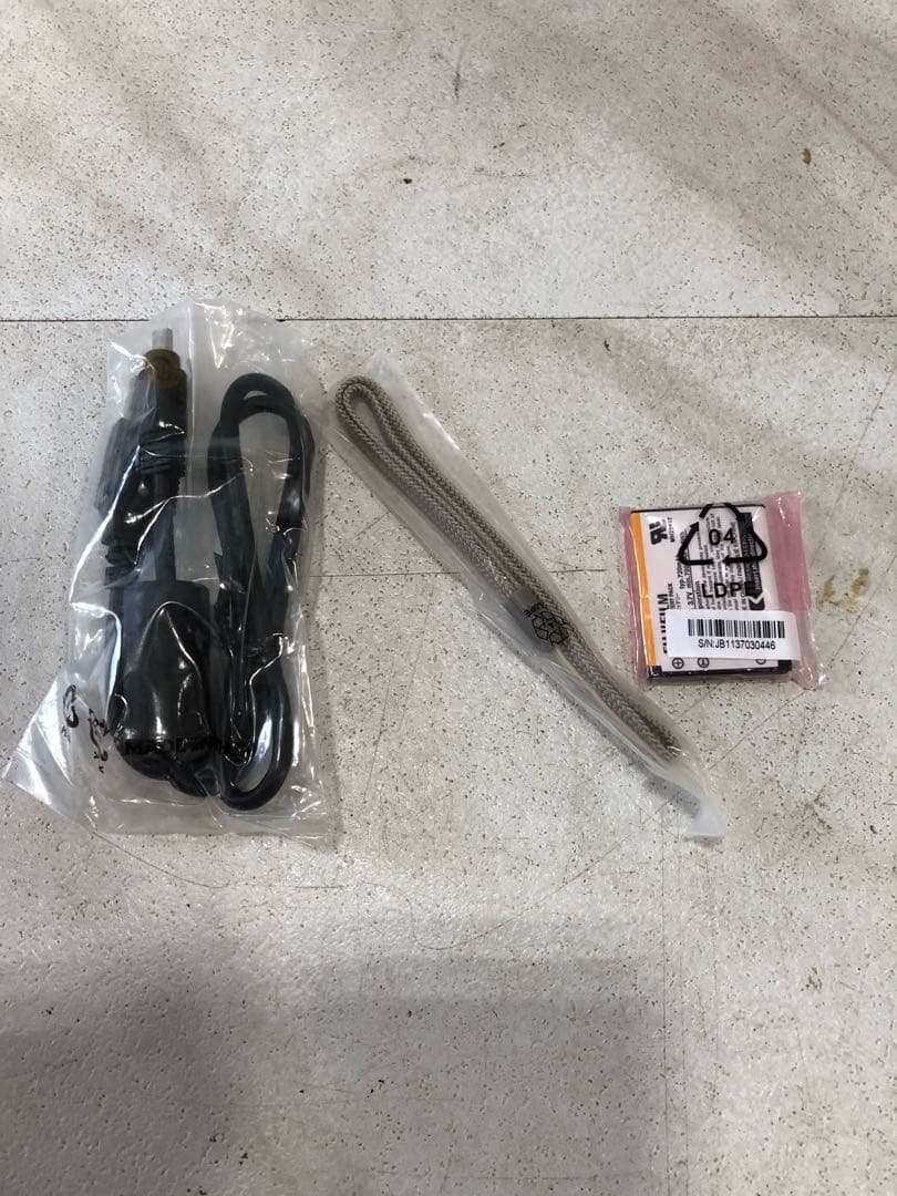 HF90【未使用品】FUJI FILM デジタルカメラFINEPX Z90