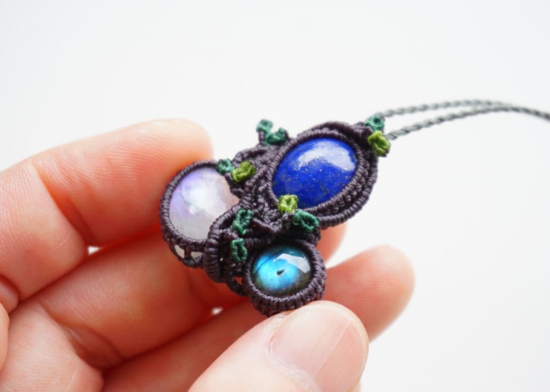 《内なる宇宙》ラピスラズリ　ムーンストーン　ラブラドライト　マクラメ　ネックレス