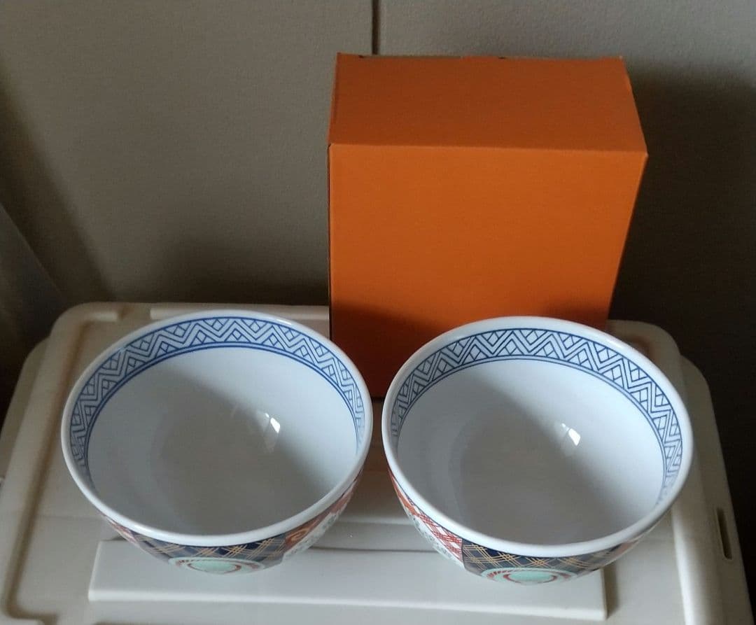 吉野家　牛丼並盛サイズ　金文字　　　　赤牛ロゴ