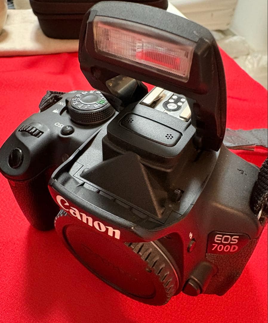 Canon EOS 700D デジタル一眼レフカメラ。バッテリーと充電器付属