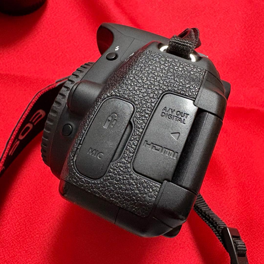 Canon EOS 700D デジタル一眼レフカメラ。バッテリーと充電器付属