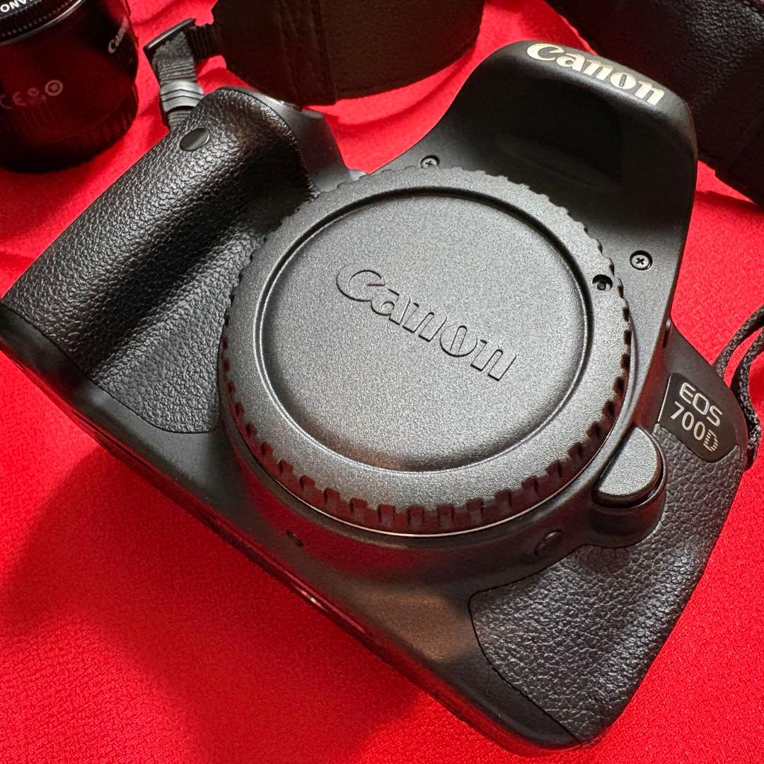 Canon EOS 700D デジタル一眼レフカメラ。バッテリーと充電器付属