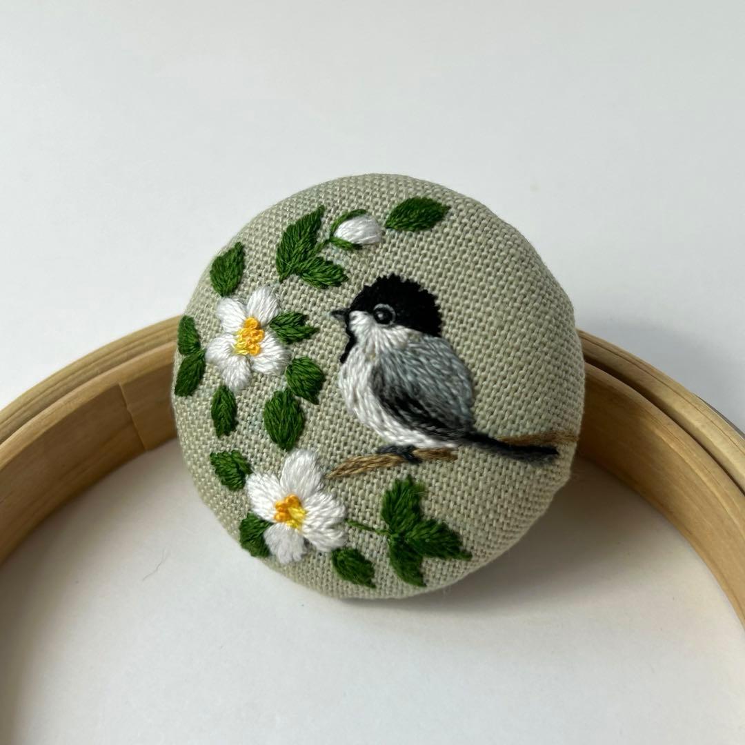 ハンドメイド刺繍ブローチ　714  コガラと夏椿