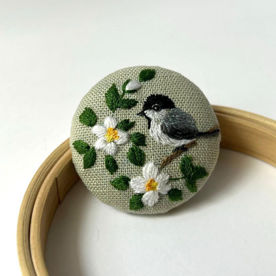 ハンドメイド刺繍ブローチ　714  コガラと夏椿
