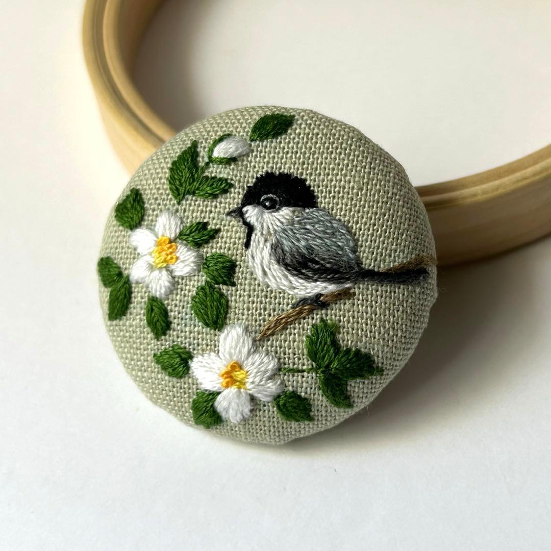 ハンドメイド刺繍ブローチ　714  コガラと夏椿
