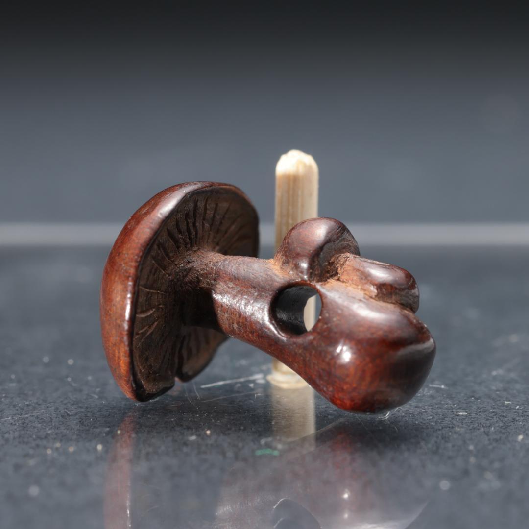 緒締め玉　キノコ型　木彫　骨董　胴乱　印籠　R1458