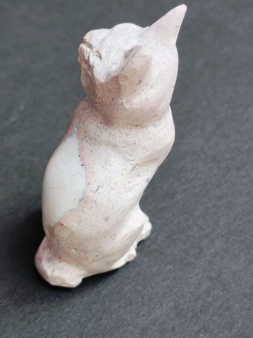 希少！癒しの猫彫刻　カンテラオパール猫の置物
