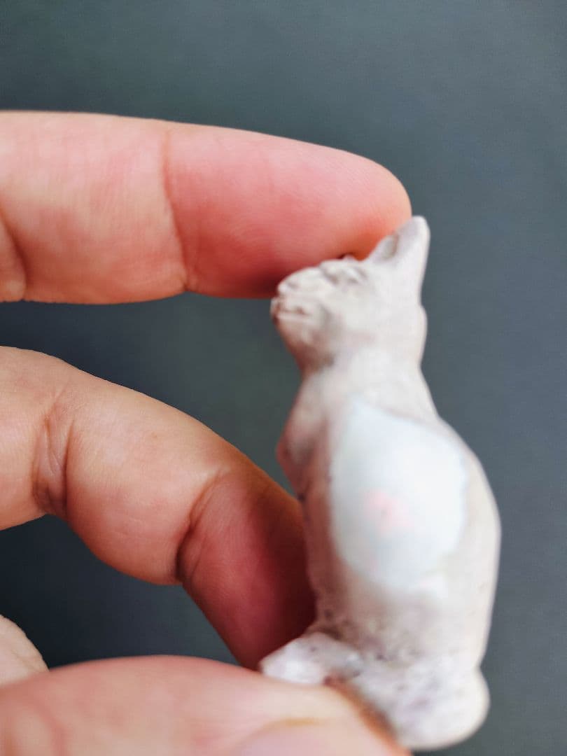 希少！癒しの猫彫刻　カンテラオパール猫の置物
