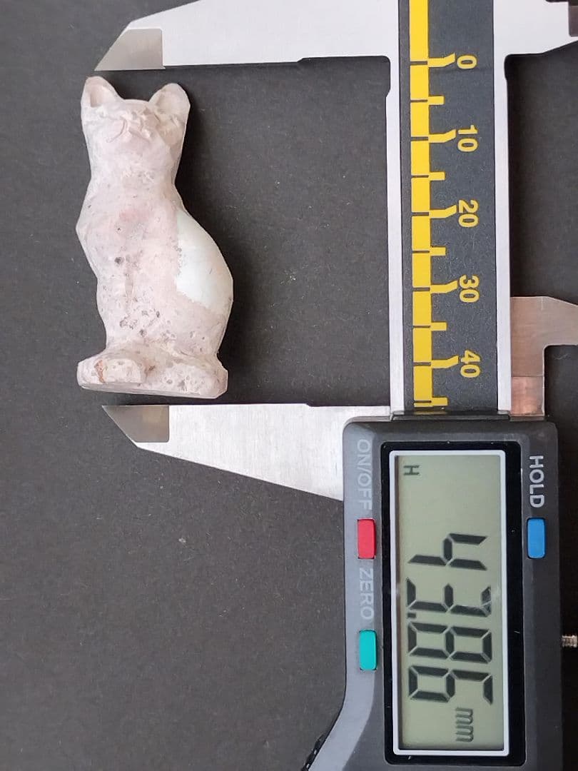 希少！癒しの猫彫刻　カンテラオパール猫の置物