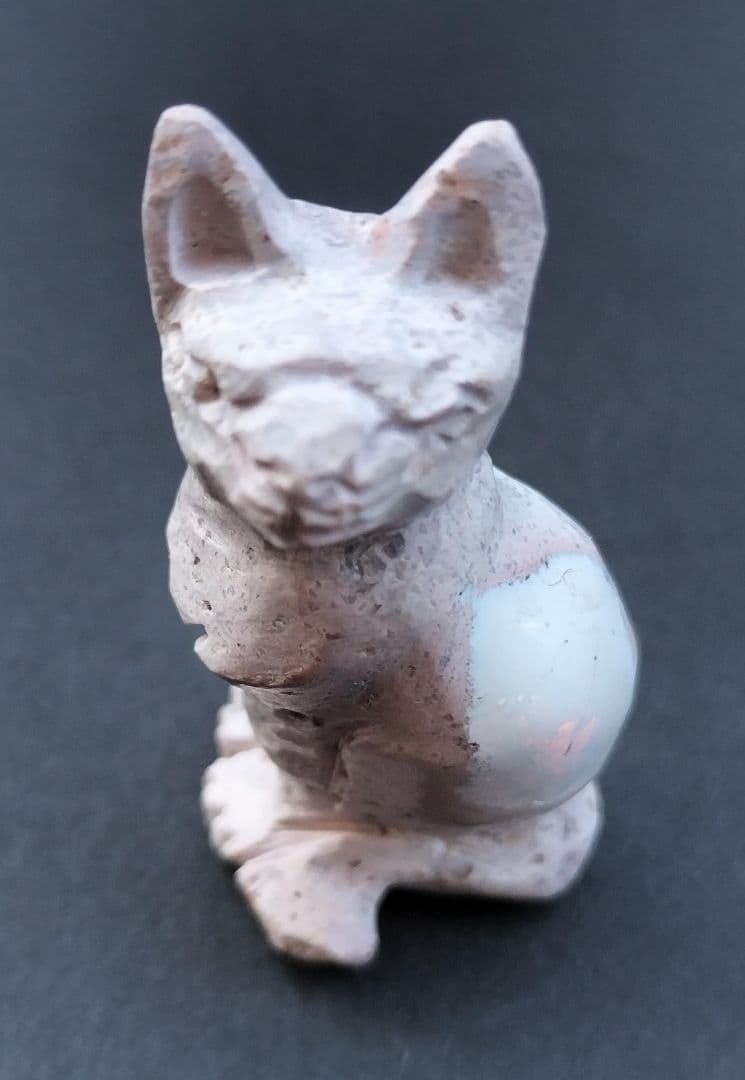 希少！癒しの猫彫刻　カンテラオパール猫の置物
