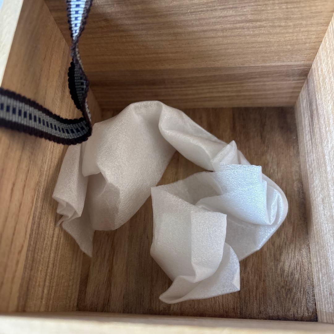 黒色陶器茶碗 白い装飾付き