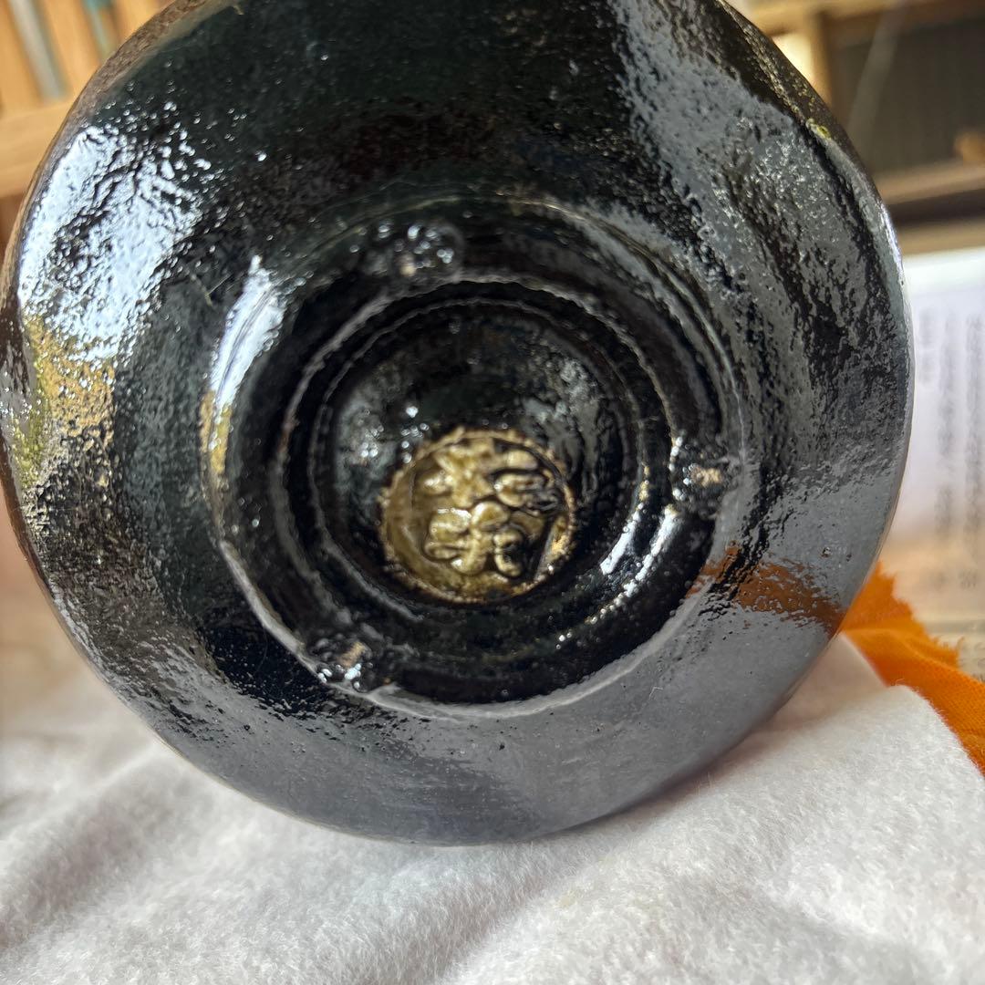 黒色陶器茶碗 白い装飾付き