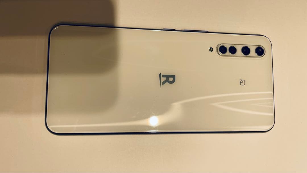 Rakuten BIG 6.9型 4眼カメラ SIMフリー 美品