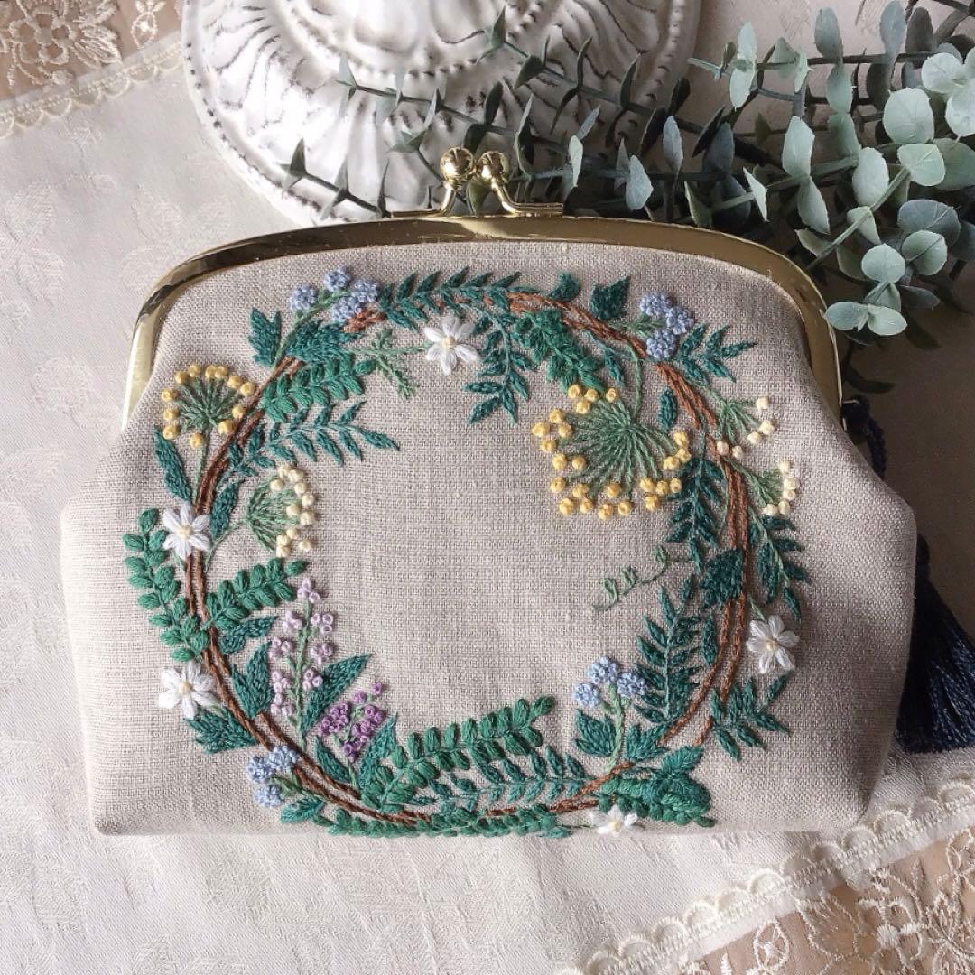 春のリースのがま口ポーチ　モリス　手刺繍　ハンドメイド
