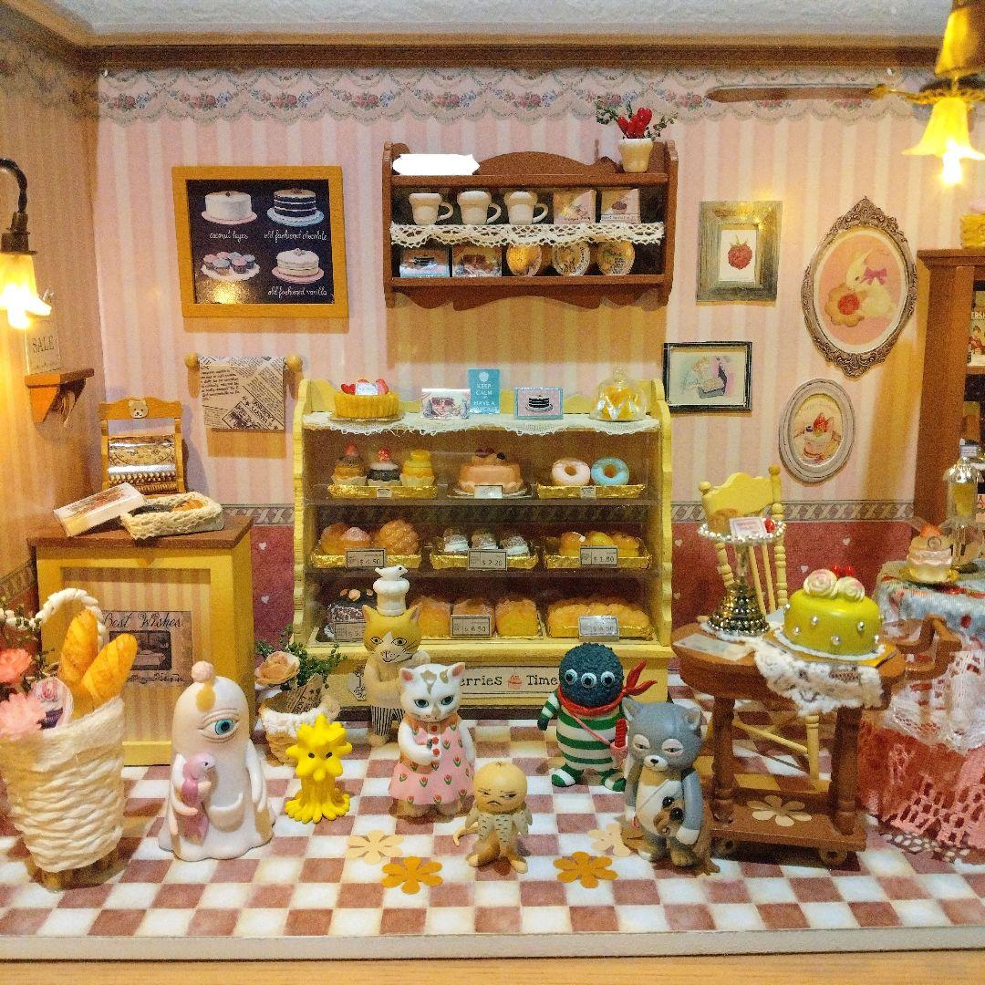 ヒグチユウコ　フィギュア7体＆LEDライト、オルゴール付きドールハウスセット