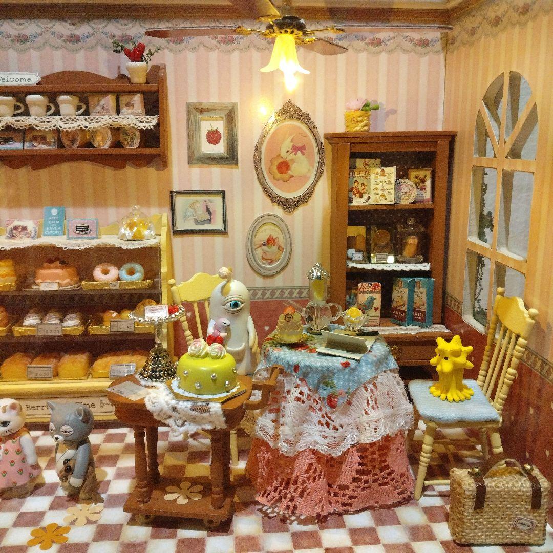 ヒグチユウコ　フィギュア7体＆LEDライト、オルゴール付きドールハウスセット