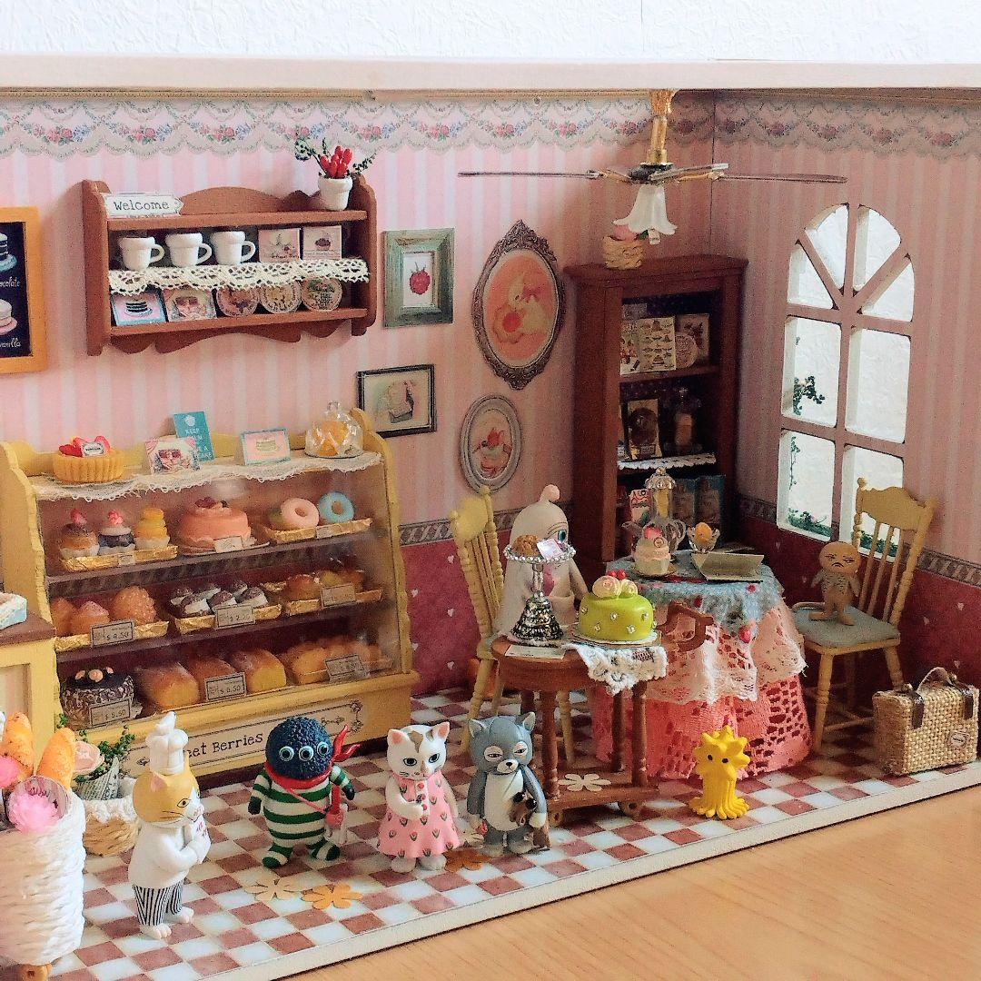 ヒグチユウコ　フィギュア7体＆LEDライト、オルゴール付きドールハウスセット