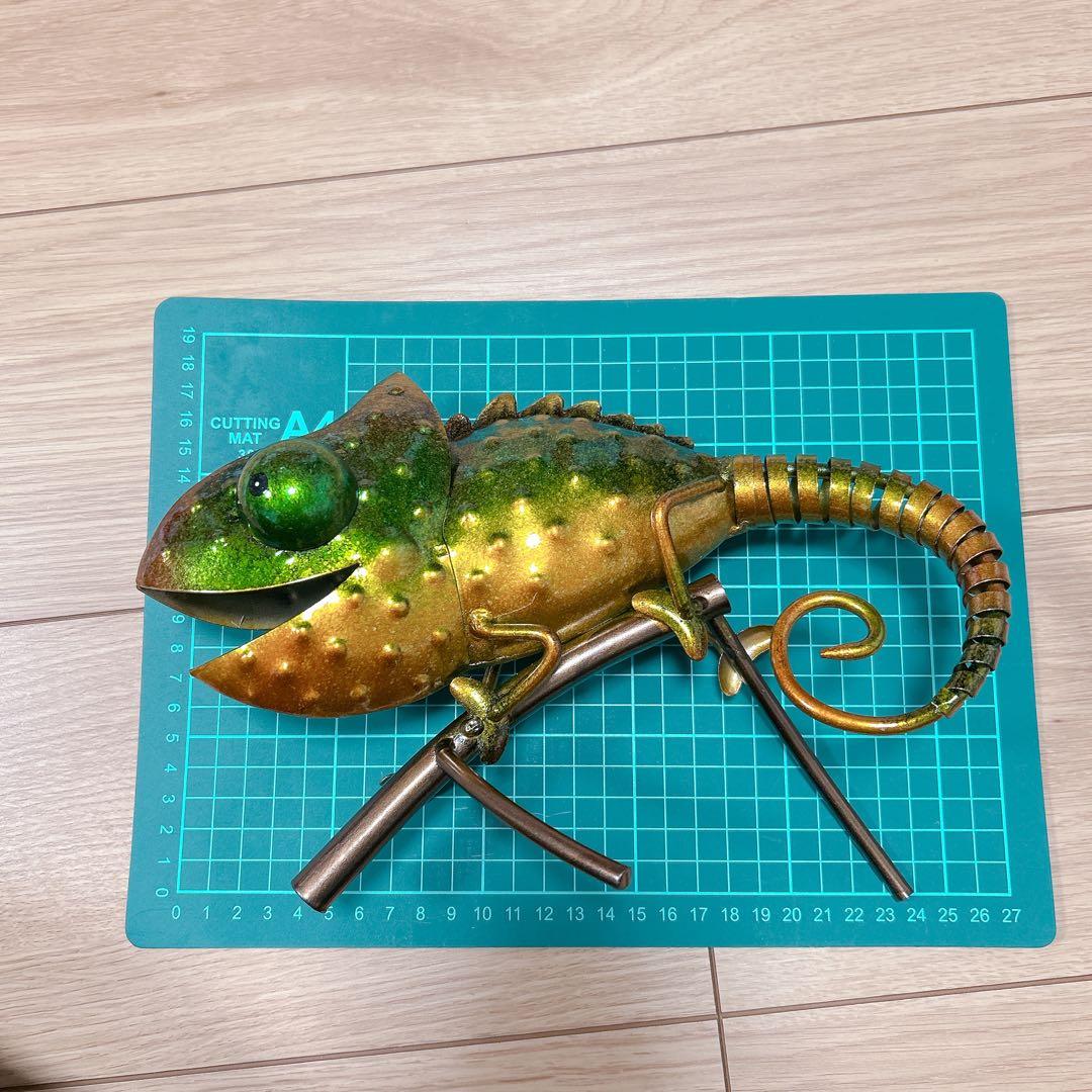 未使用　カメレオンの置物　グリーン　ゴールド　お洒落　カメレオン　生き物の置き物