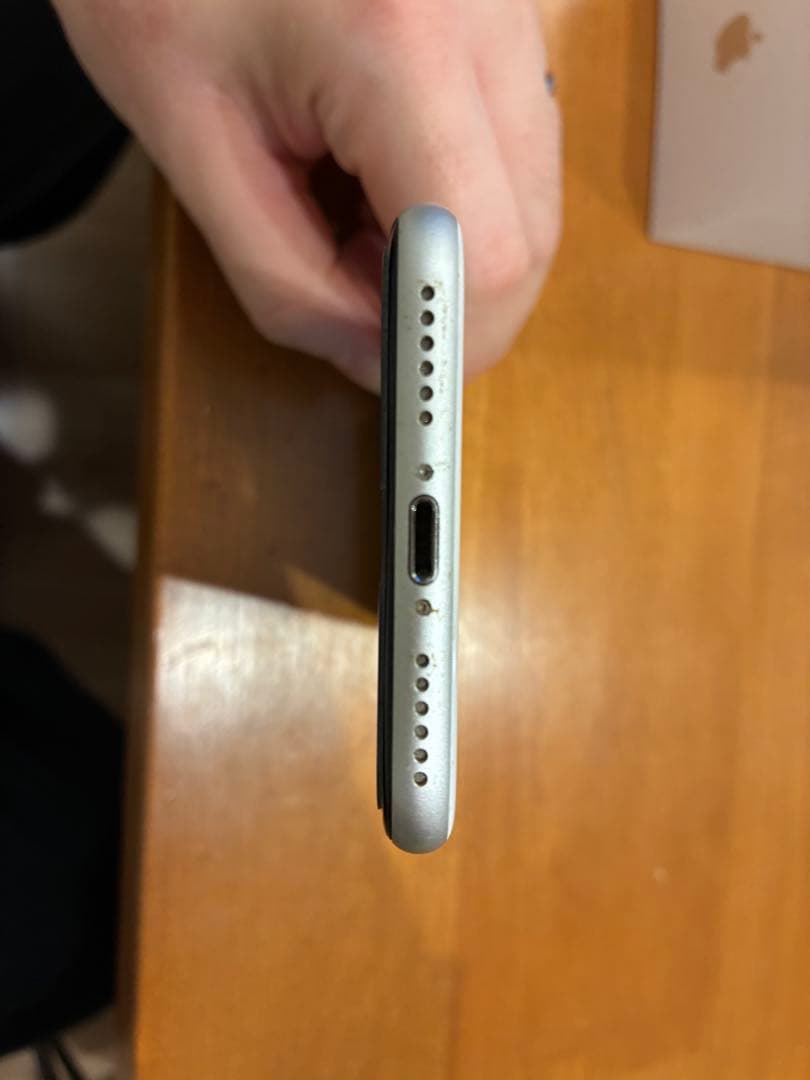 【付属品完備】SIMフリーiPhone SE (第2世代) ホワイト 本体 中古