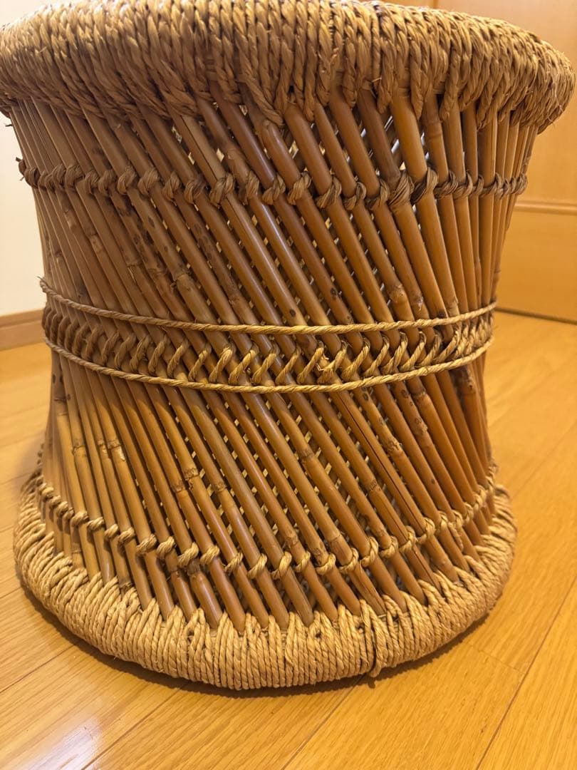 籐（ラタン）素材で作られた手編みの円形スツール
