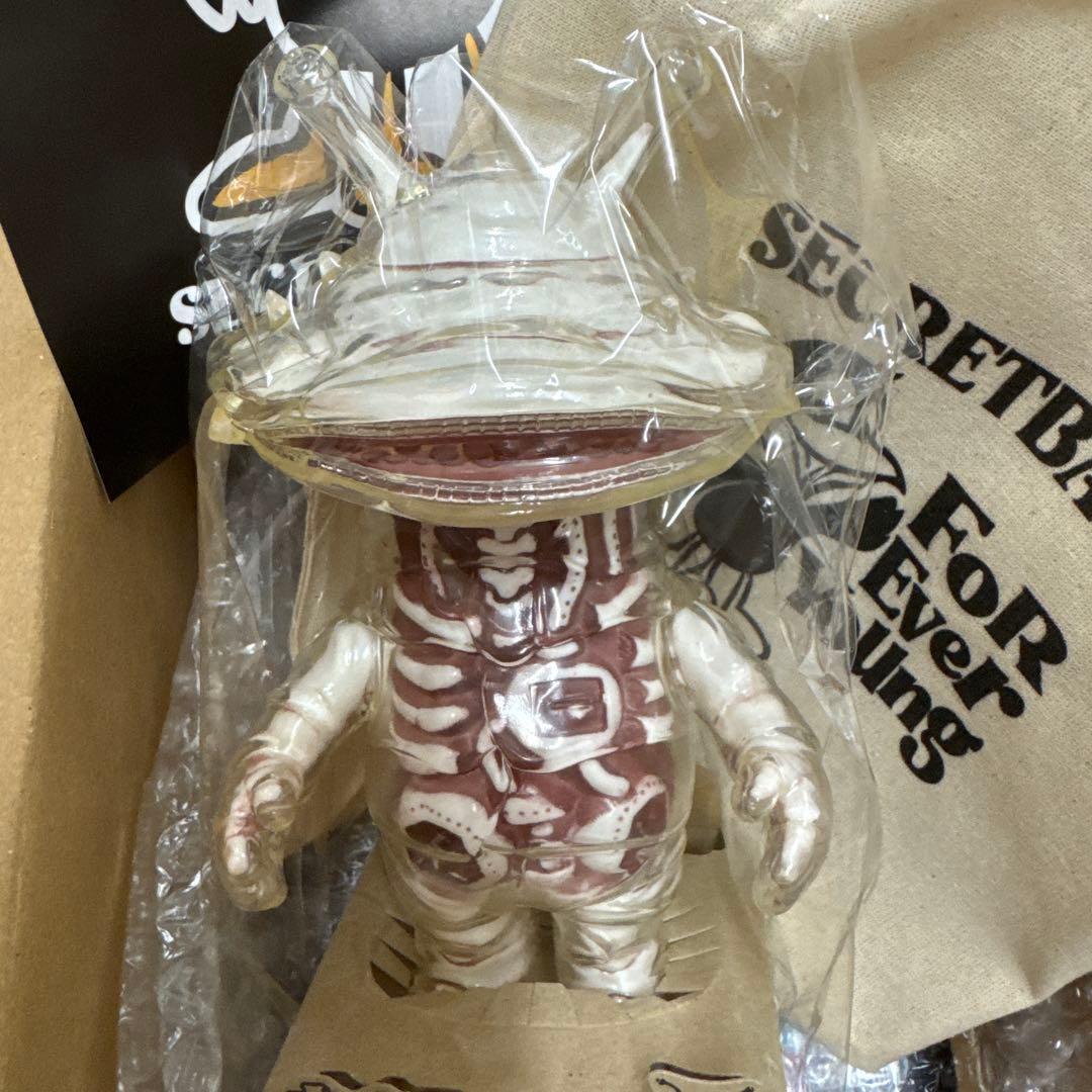 SECRETBASE ウルトラQ フィギュア　カネゴン　骨格　赤