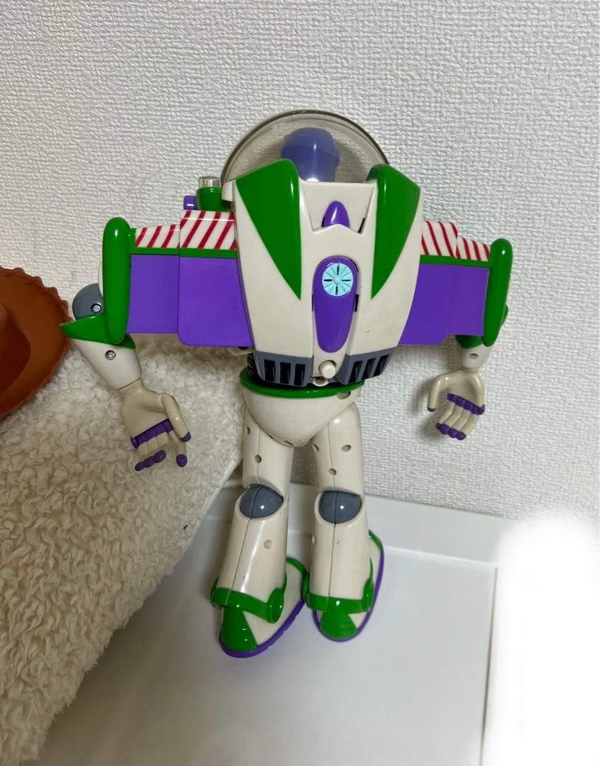 トイストーリーのトーキングフィギュア、ウッディー、バズ・フォーキー、ライトイヤー