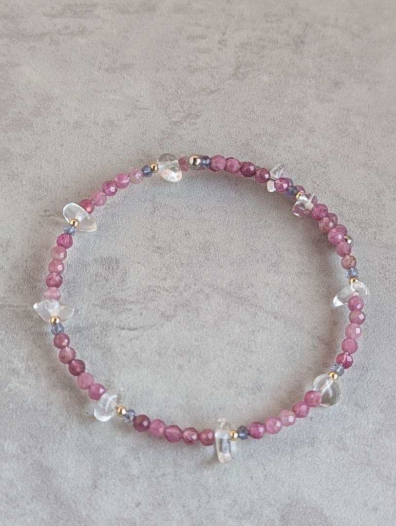 ピンクトルマリンとアイオライトと水晶の形状記憶ワイヤーブレスレット