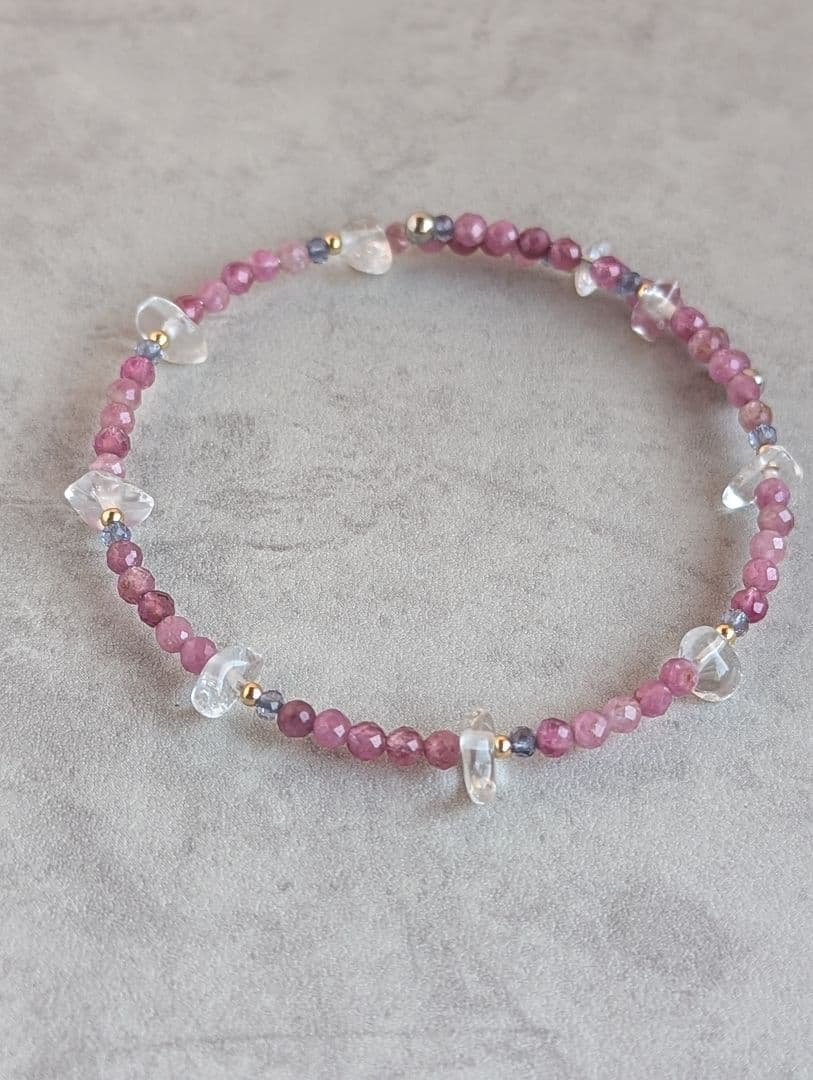 ピンクトルマリンとアイオライトと水晶の形状記憶ワイヤーブレスレット